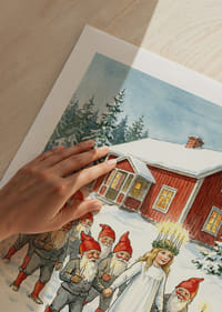 Een processie van lichtjes van de Kerstman en Lucia in het besneeuwde landschap-5