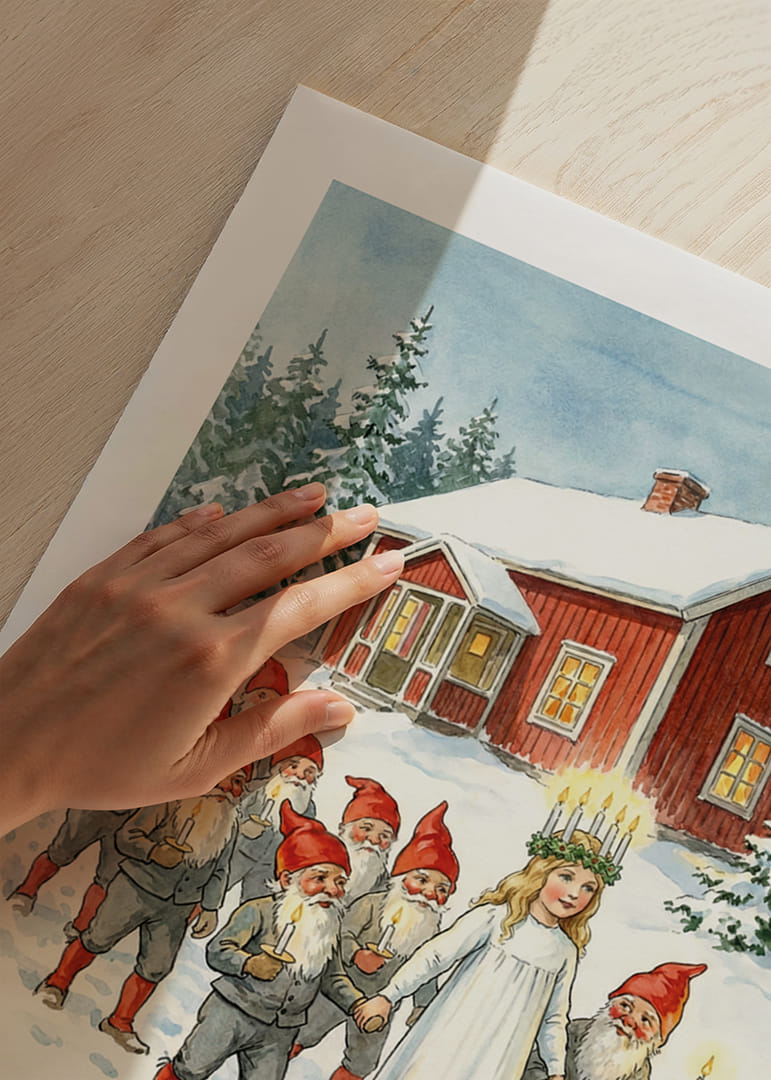 Een processie van lichtjes van de Kerstman en Lucia in het besneeuwde landschap-12