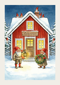 Tomtar välkomnar med krans och lykta i vintersnö-3