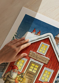 Tomtar välkomnar med krans och lykta i vintersnö-9