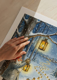 Kabouters verlichten een besneeuwd pad met lantaarns in de winternacht-5