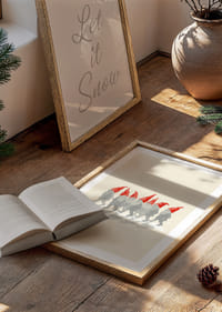 Charmante elfjes die in een rij lopen met rode hoeden-4