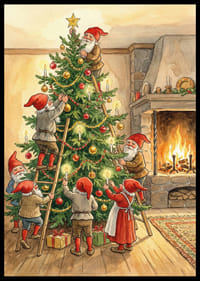 Tomtar i lycklig samvaro runt julgranen vid eldstaden-2