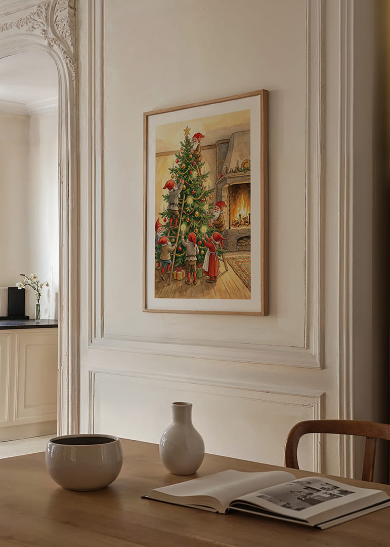 Tomtar i lycklig samvaro runt julgranen vid eldstaden-12