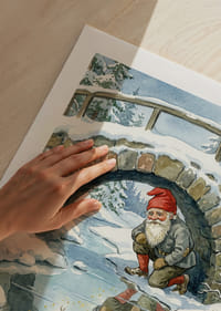 En magisk tomte beundrar sin skimrande spegelbild i vinterlandskapet-5