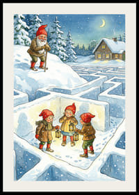 Niños con gorros de Papá Noel exploran un laberinto invernal con linternas.-2