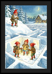 Niños con gorros de Papá Noel exploran un laberinto invernal con linternas.-4