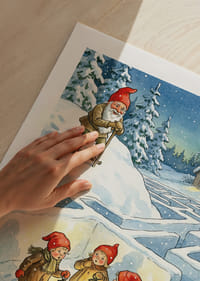 Barn i tomteluva utforskar vinterlabyrinten med lyktor-5