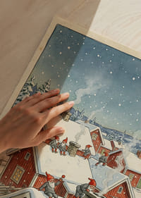 Charmig vinterscen med tomtar på hustak i snötäckt by-3