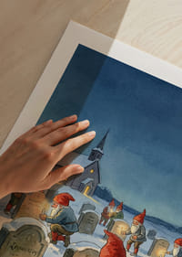 Tomtar tänder ljus vid gravstenar i vinternattens stillhet-5