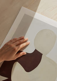 Zwei Silhouetten in harmonischer Umarmung.-5