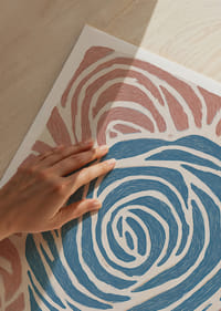 Víriaca symfónia modrých a ružových farieb, ktoré vytvárajú harmóniu.-3