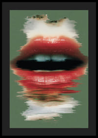 Výrazné červené pery na zelenom pozadí vytvárajú dramatický dojem.-4