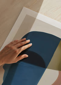 Farebné tiene, ktoré sa hrajú s výraznými tvarmi.-5