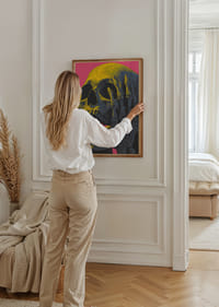 Neónom osvetlená lebka vyvoláva intenzívne pocity kontemplácie.-2