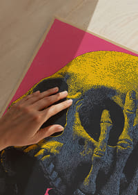 Neónom osvetlená lebka vyvoláva intenzívne pocity kontemplácie.-3