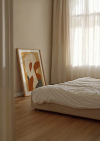 Organische Formen in Goldtönen erzeugen ein harmonisches Gefühl.-4