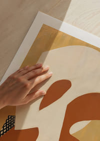 Organische Formen in Goldtönen erzeugen ein harmonisches Gefühl.-5