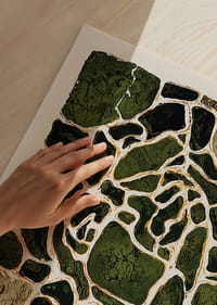 Zelená mozaika spája prírodu a eleganciu v krásnom vzore.-3