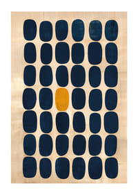 Der Kontrast der blauen Rechtecke vor dem goldenen Hintergrund ist faszinierend.-1