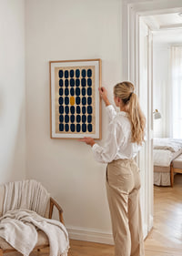 Kontrasten av blå rektanglar mot en gyllene bakgrund fascinerar.-4