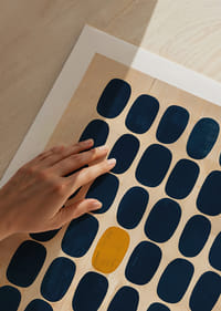 Der Kontrast der blauen Rechtecke vor dem goldenen Hintergrund ist faszinierend.-5