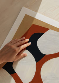 Dynamische Formen in erdigen Farben erzeugen Harmonie.-5