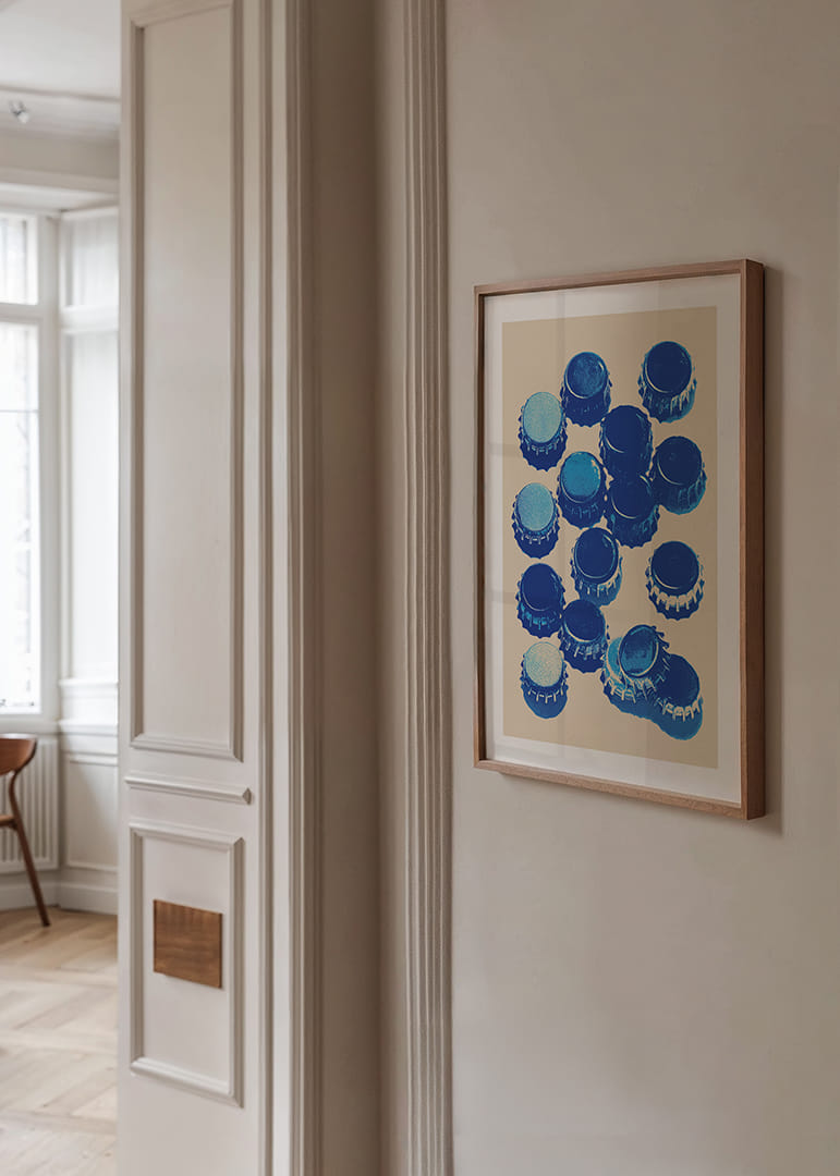 Modré čiapky v výraznom pop art štýle vytvárajú jedinečný pútavý prvok.-12