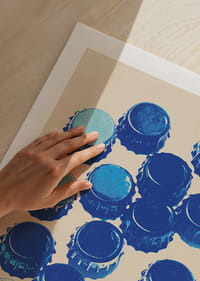 Modré čiapky v výraznom pop art štýle vytvárajú jedinečný pútavý prvok.-5