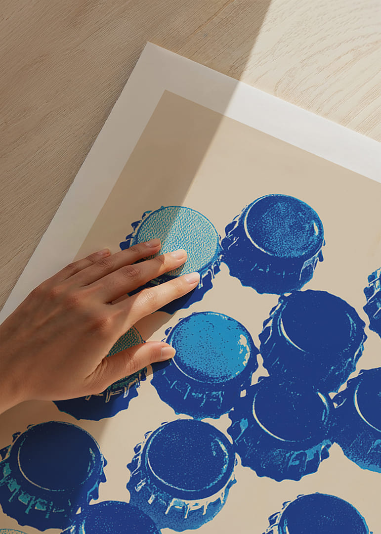 Modré čiapky v výraznom pop art štýle vytvárajú jedinečný pútavý prvok.-12