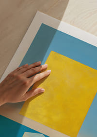 Zlatý obdĺžnik sa vznáša nad tyrkysovou kockou.-5