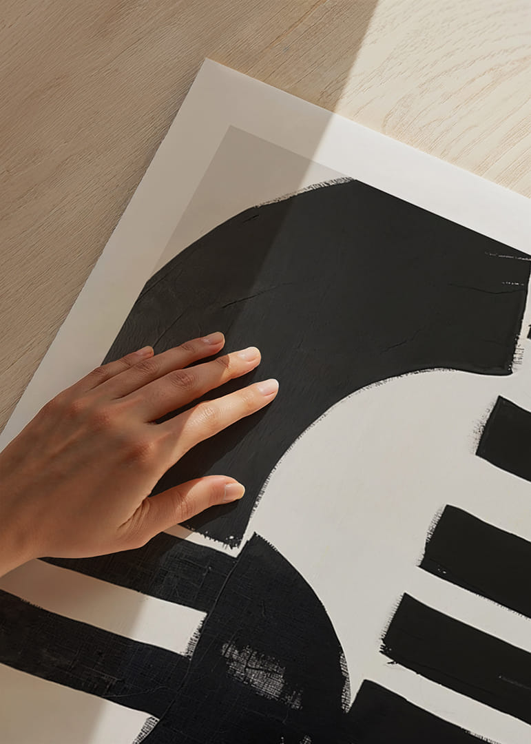 Schwarz-weiße Formen in perfekter Balance verleihen dem Ganzen ein stilvolles Flair.-12