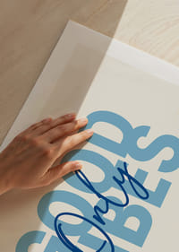 Blauer Text auf hellem Hintergrund verbreitet positive Stimmung.-5