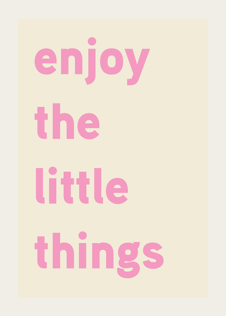 Un texte rose pâle sur fond beige offre une inspiration chaleureuse.-12