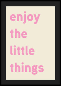 Un texte rose pâle sur fond beige offre une inspiration chaleureuse.-4