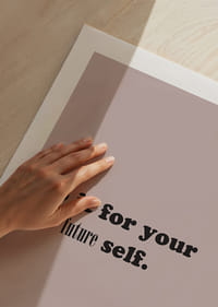 Inspirierender Text auf rosa Hintergrund zur zukünftigen Motivation.-5