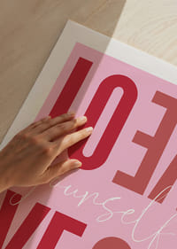 Uma mensagem carinhosa em cor-de-rosa que inspira amor próprio.-5