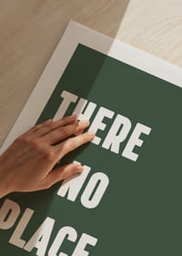 Palavras inspiradoras num cartaz que transmite o aconchego do lar.-5