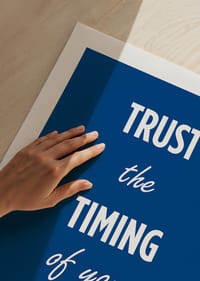 Frase inspiradora sobre um fundo azul escuro.-5