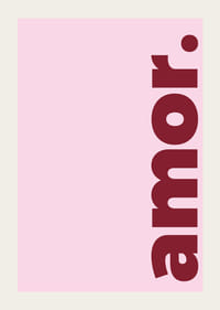 Mjukt rosa bakgrund med ordet 'amor' i djärvt rött.-3