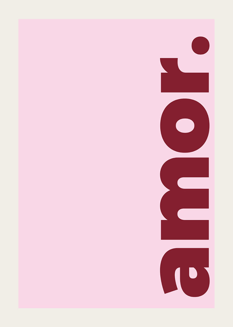 Mjukt rosa bakgrund med ordet 'amor' i djärvt rött.-12