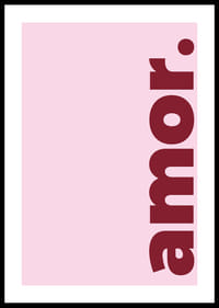 Mjukt rosa bakgrund med ordet 'amor' i djärvt rött.-0