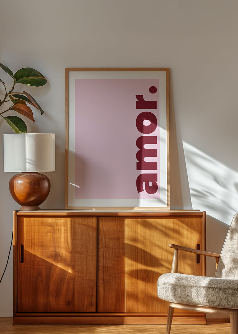 Mjukt rosa bakgrund med ordet 'amor' i djärvt rött.-12