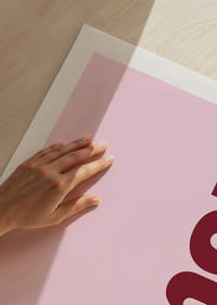 Mjukt rosa bakgrund med ordet 'amor' i djärvt rött.-5