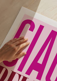 Livfullt och festligt uttryck i rosa toner.-5