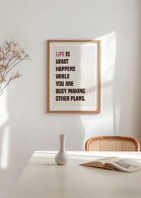 Livets planlöshet fångad i en stark poster.-4