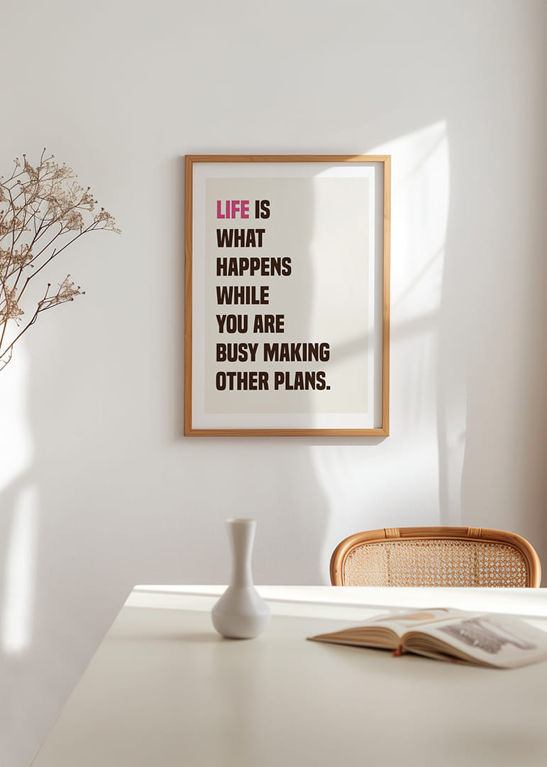 Livets planlöshet fångad i en stark poster.-12