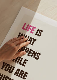 Livets planlöshet fångad i en stark poster.-5