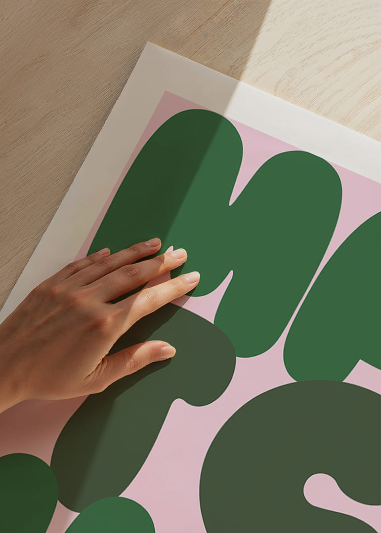 Grön matchakonst på rosa bakgrund utstrålar lugn.-12