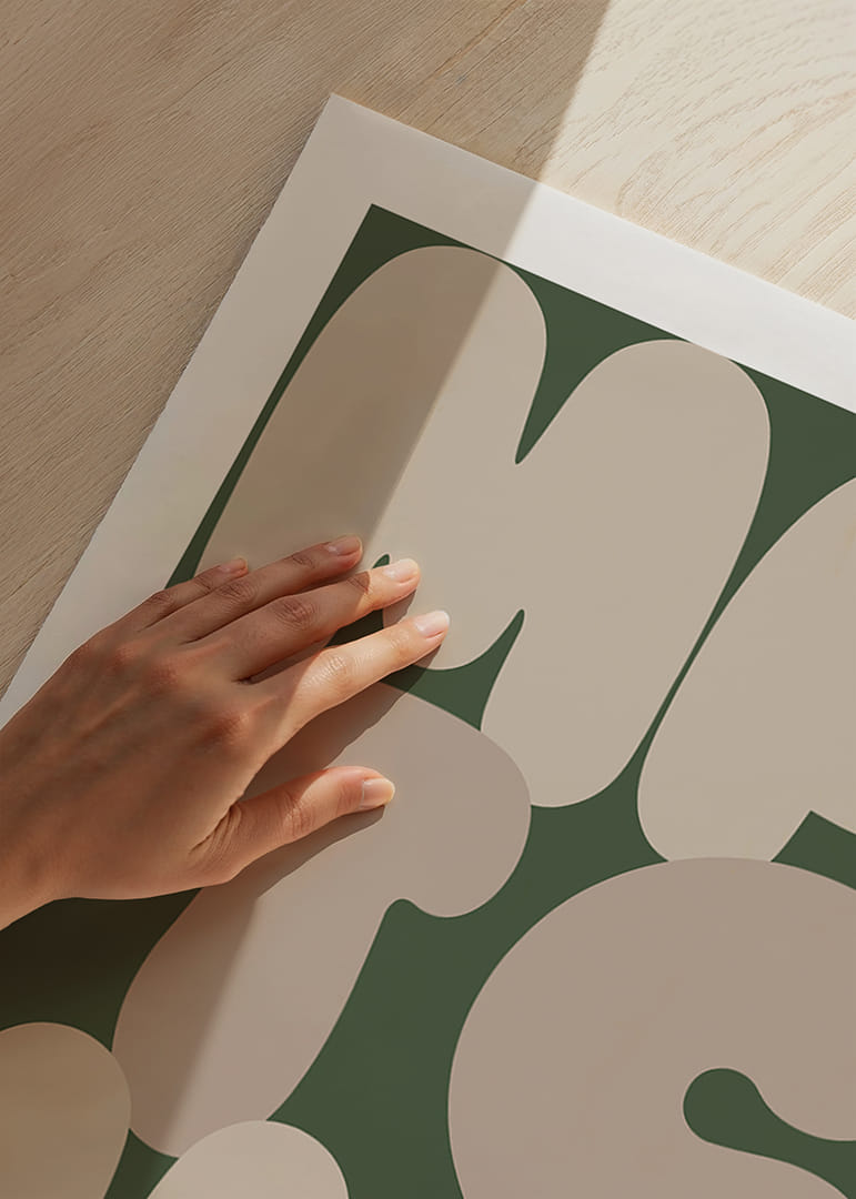 Stilren poster med ordet 'MATCHA' i jordnära färger.-12